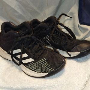 Boys Adidas sz 2.5 sneakers EUC